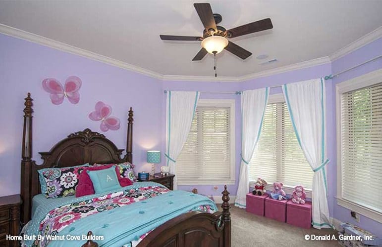 孩子的卧室，紫色的墙，深色的木床，飘窗挂着透明窗帘。