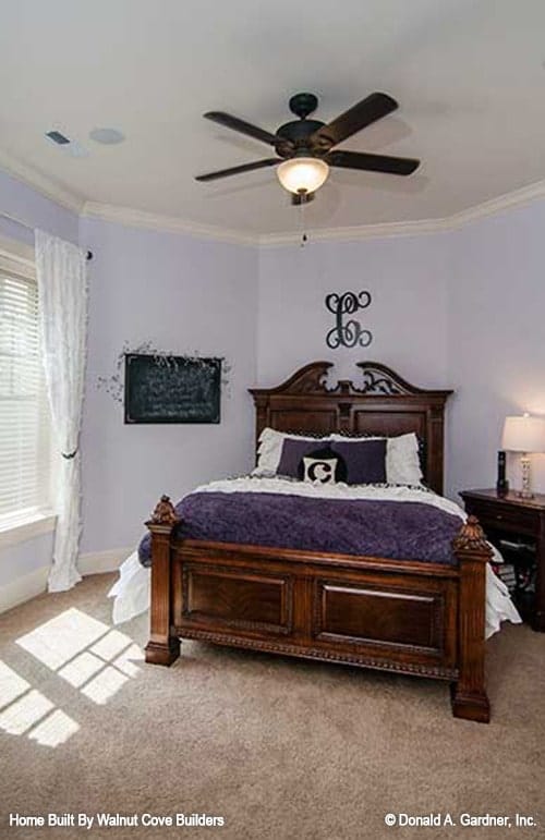 这间卧室铺着地毯，浅蓝色的墙壁，还有一张舒适的木床。