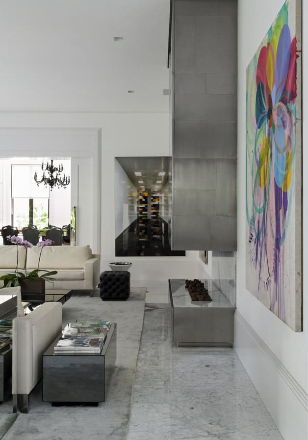 这是一个近距离观察客厅的现代壁炉，浅灰色色调和现代设计。