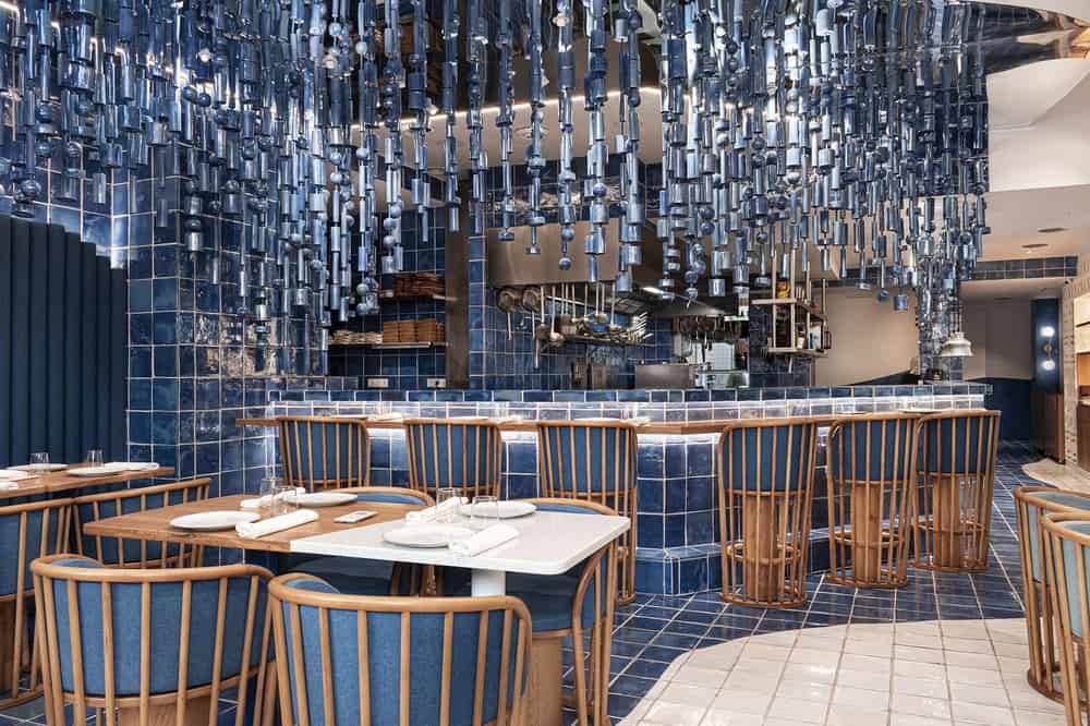 这家餐厅的瓷砖和装饰挂在酒吧周围的蓝色主题。