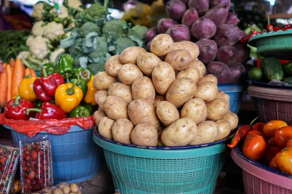 市场上陈列的蔬菜和水果。