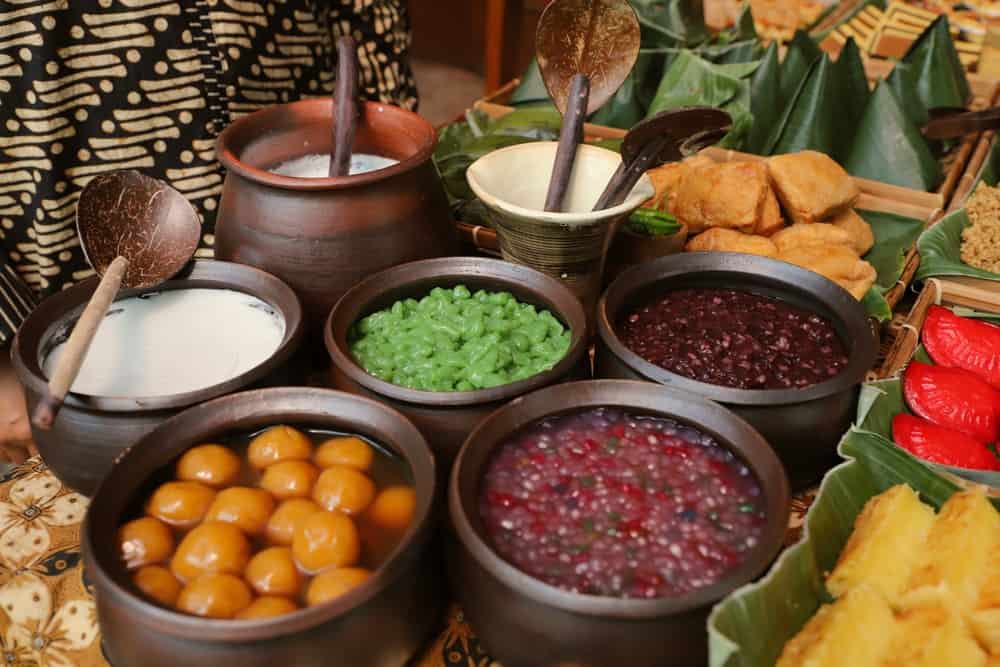 各种爪哇甜点在陶罐。