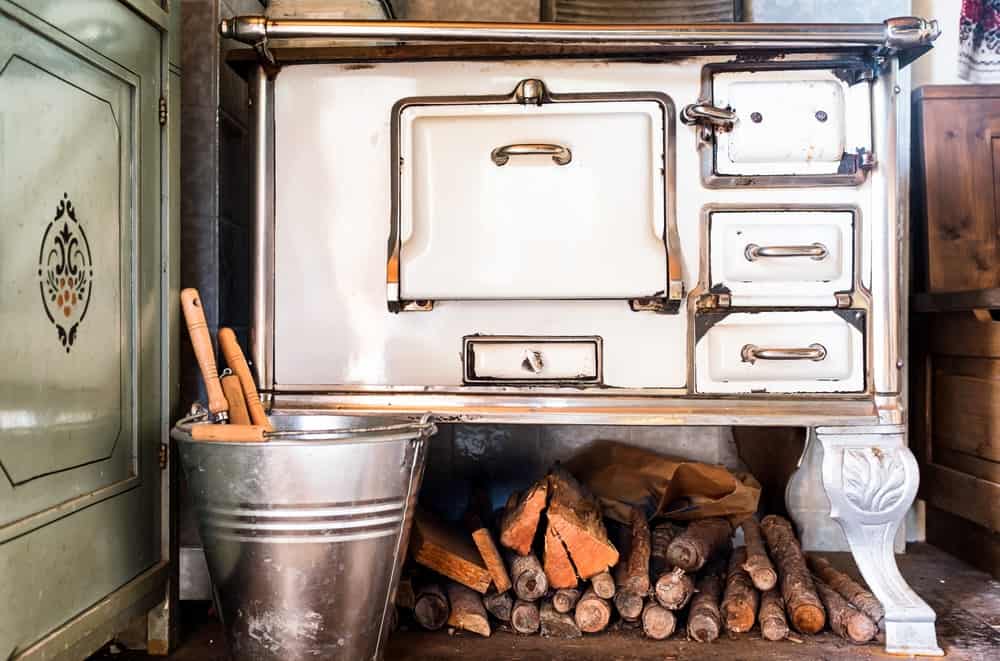 这是一个乡村厨房里的旧烤箱。