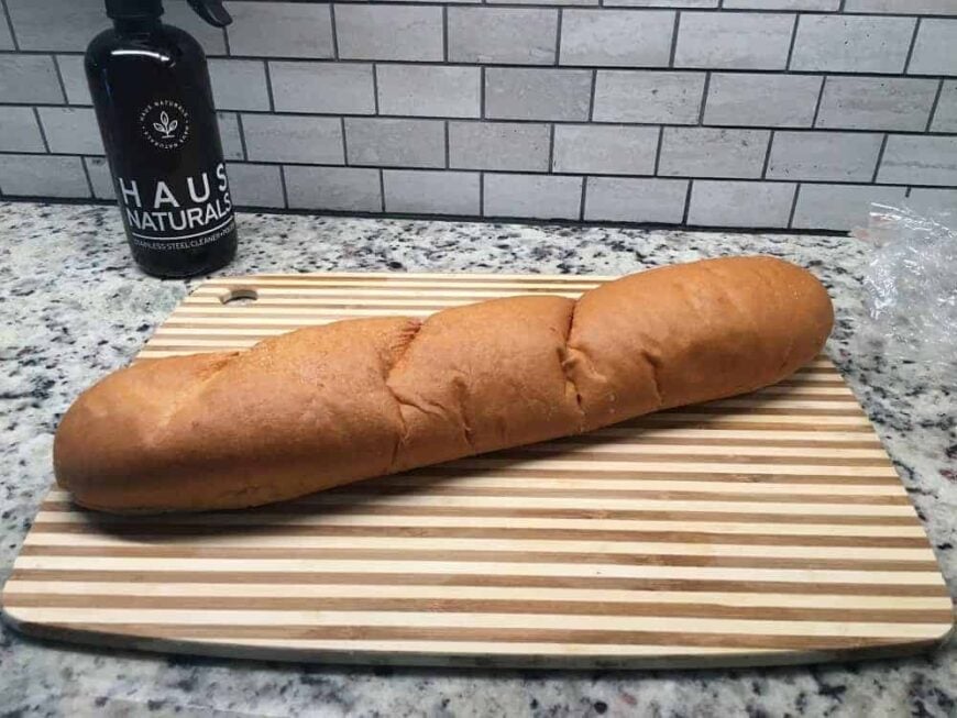 一条新鲜出炉的法国面包。