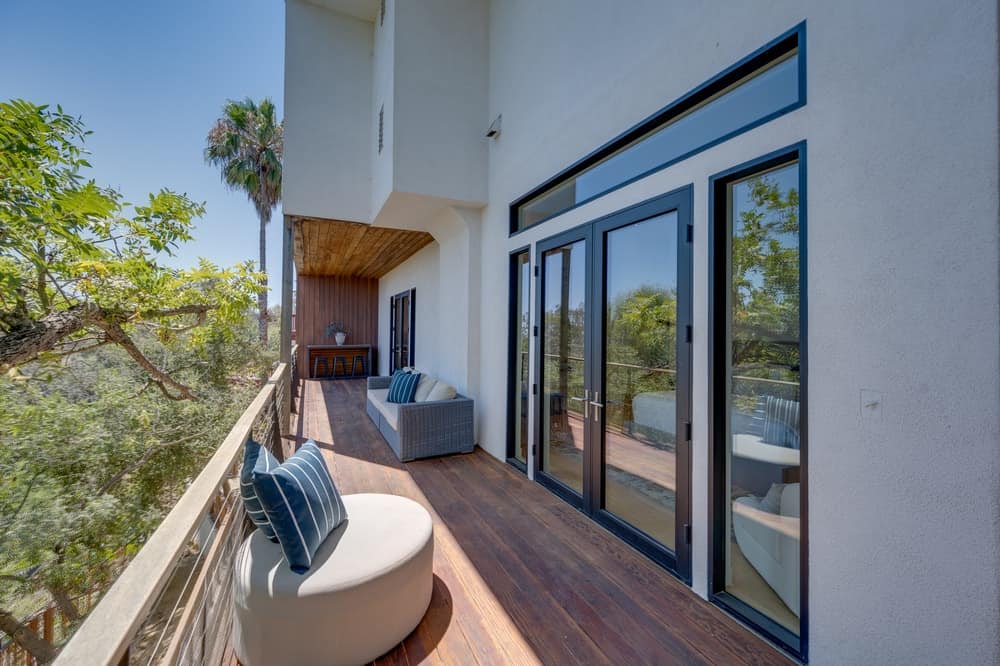 卧室外的大阳台配备舒适的户外休息区视图最大化。图片由Toptenrealestatedeals.com。