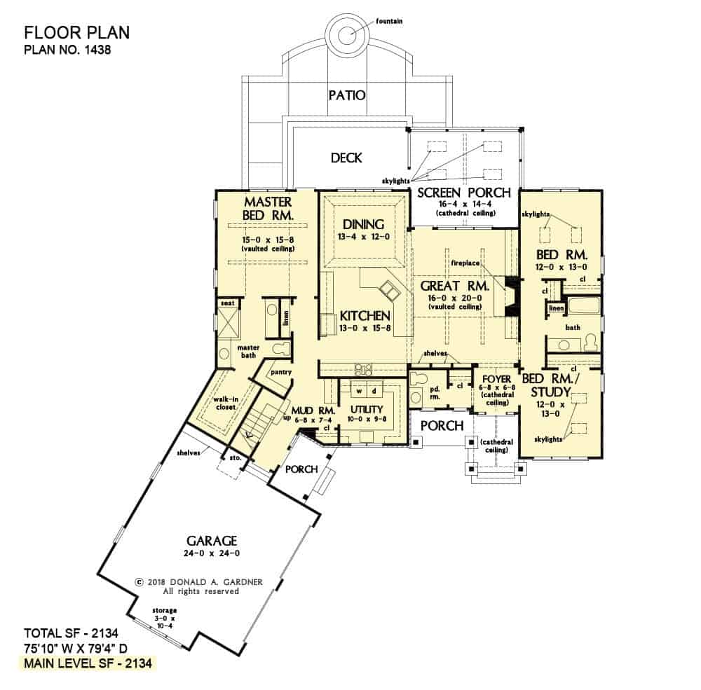 悉尼乡村住宅的主要楼层平面图，有一个倾斜的车库，大房间，厨房，用餐区，三间卧室，公用设施和一个封闭的门廊。