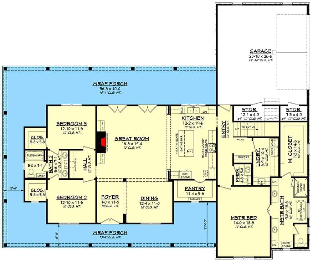 3间卧室的两层现代农舍的主要楼层平面图，带有环绕式门廊，门厅，正式餐厅，大房间，厨房，洗衣房，三间卧室和带存储空间的双车库。