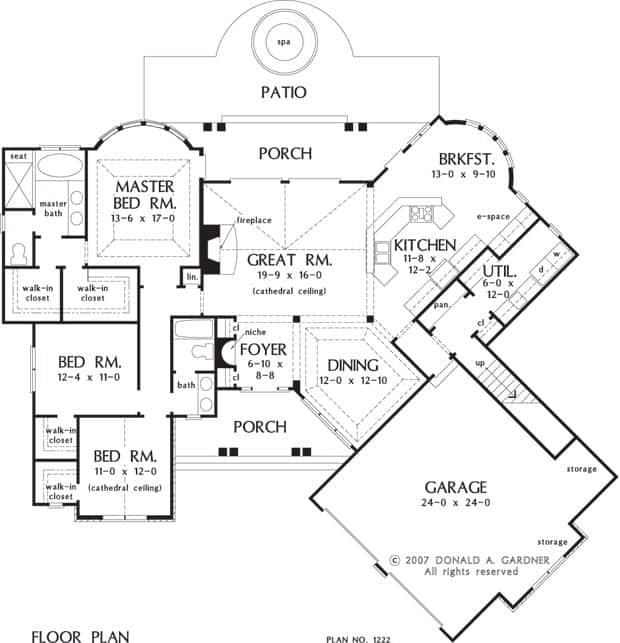单层3卧室索维诺欧洲之家的主平面平面图，前后门廊，门厅，大房间，正式餐厅，带早餐角的厨房，实用工具，三间卧室和一个倾斜的车库。
