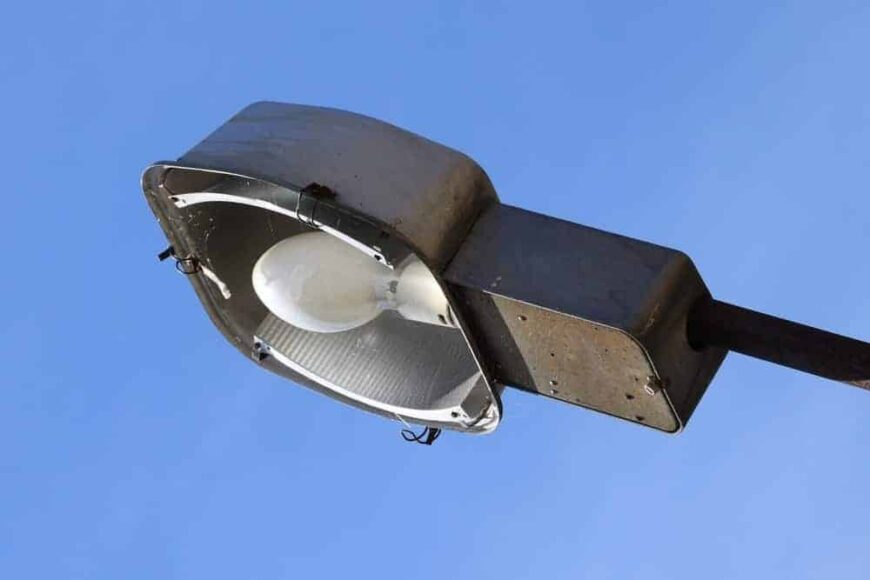 近距离观察用于街道照明的水银蒸汽灯泡。