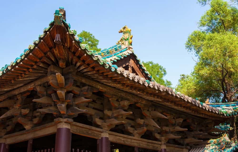 近距离观察带有榫卯的中国古庙。