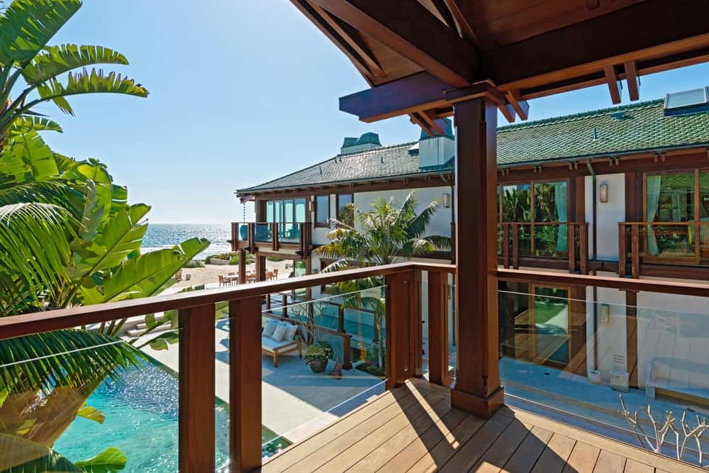 这个阳台可以俯瞰泳池边区域，可以看到游泳池和周围的热带景观，为房屋外观带来色彩。图片来自Toptenrealestatedeals.com。