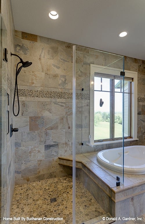 主浴室由一个连接到步入式淋浴间的落地式浴缸构成。