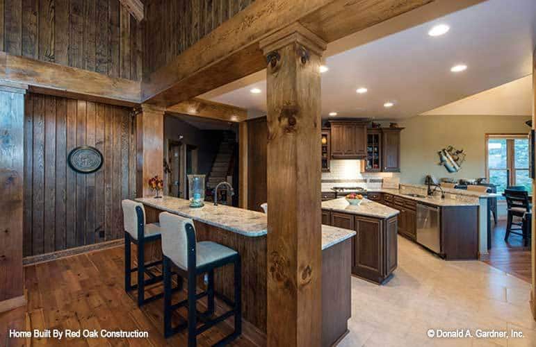 厨房里有花岗岩台面、木制橱柜和一座中央岛台。
