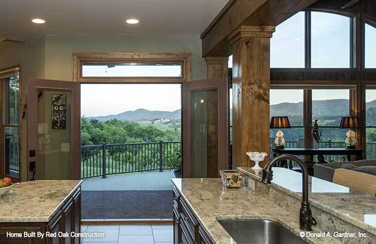 厨房通往后露台，可以俯瞰令人惊叹的山景。