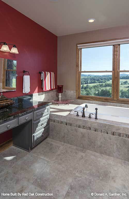 主浴室里有一个灰色的梳妆台和一个可以俯瞰广阔景观的深泡浴缸。