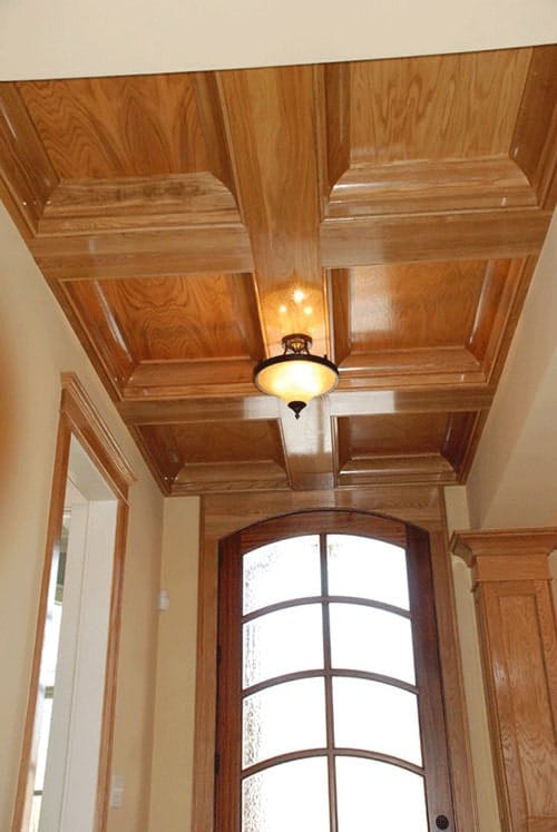门厅设有拱形入口门，木质方格天花板上装有半平光灯。