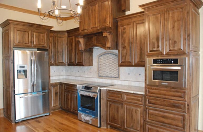 厨房里有不锈钢电器、花岗岩台面和与硬木地板融为一体的木制橱柜。