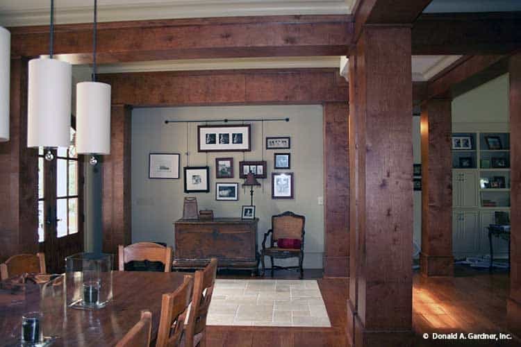 从用餐区可以看到门厅。木柱和木材定义了生活空间。