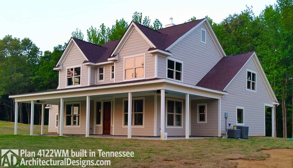 住宅立面采用柔和的红色壁板，白色柱子和山墙屋顶。