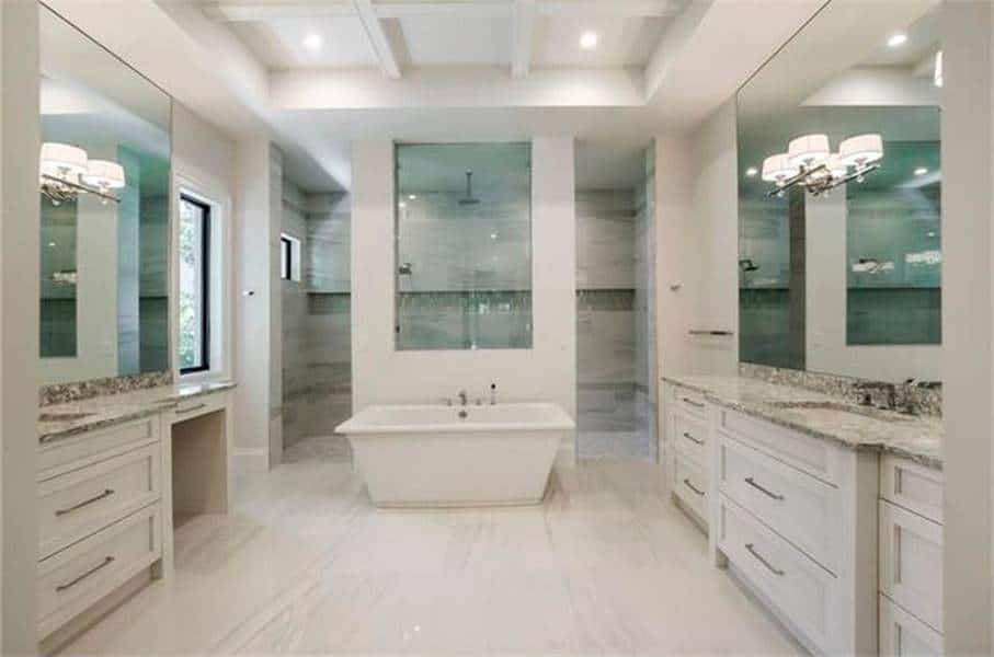主浴室配有两个梳妆台、一个独立浴缸和一个步入式淋浴间。