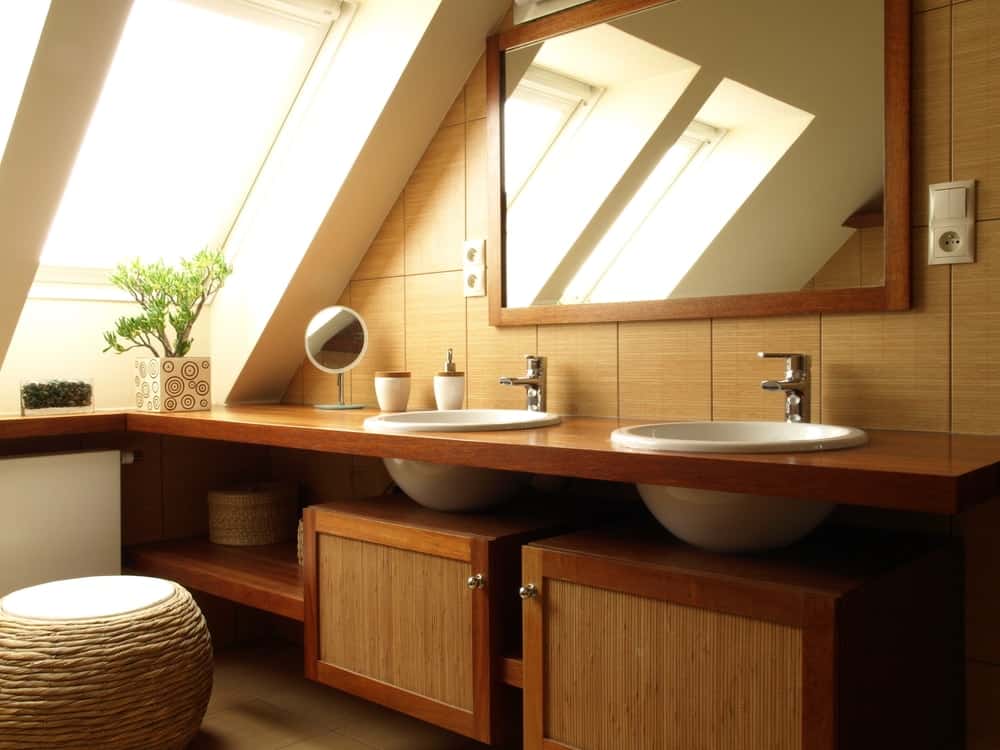 看一看带有两个水槽的木制梳妆台和下置水槽的浴室。