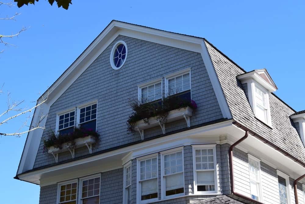 仔细看看一个带有天窗窗户和曲柄屋顶的传统风格的家。