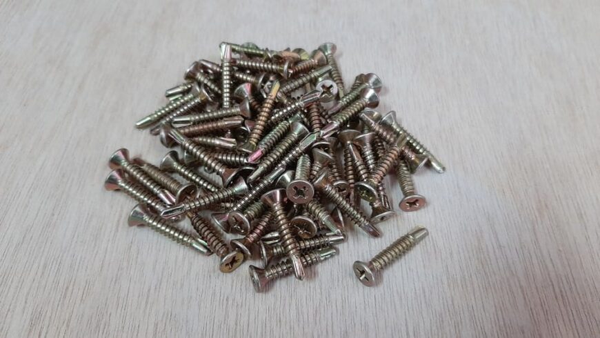 这是一堆能钻穿金属的金属螺钉。