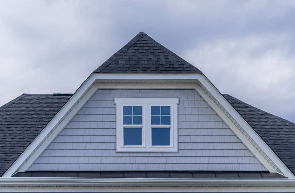这是一个房子的屋顶的近距离观察，它的屋顶上有屋顶瓦。