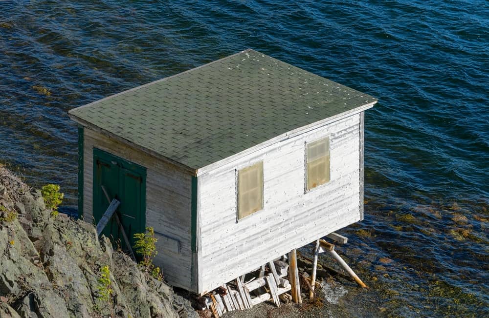 这是一座海边的木屋，屋顶是棚户式的。
