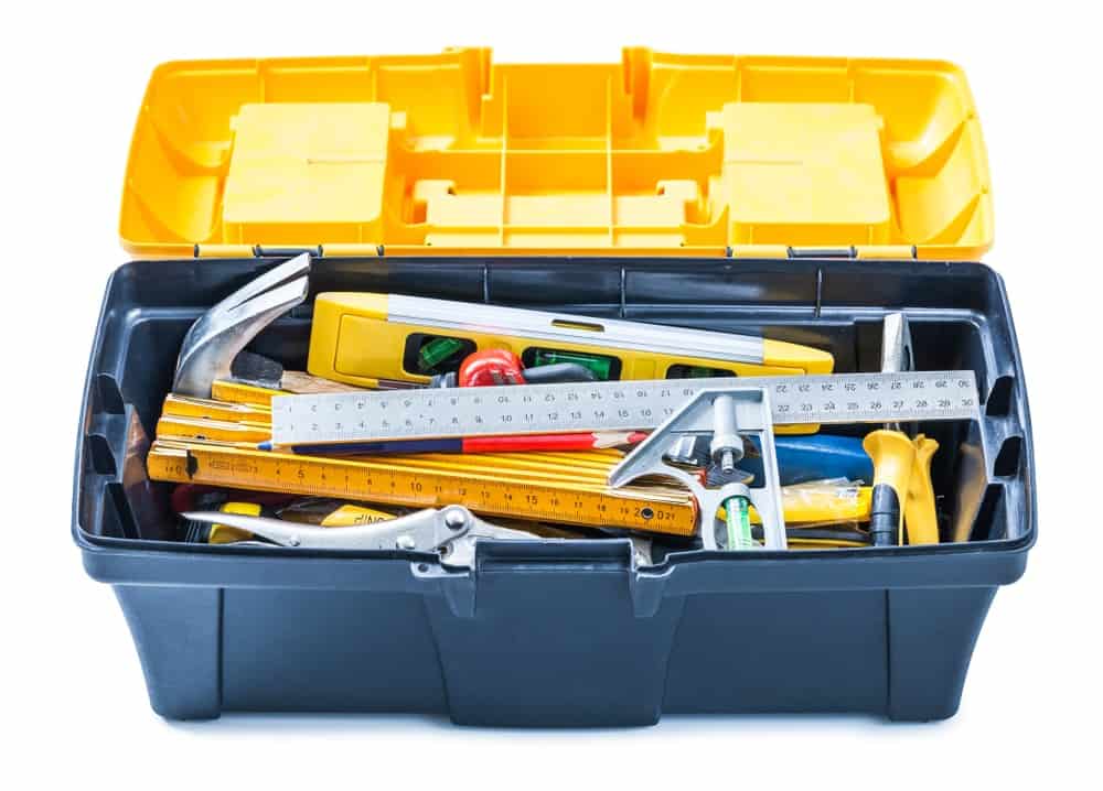 这是一个装满各种工具的塑料工具箱。