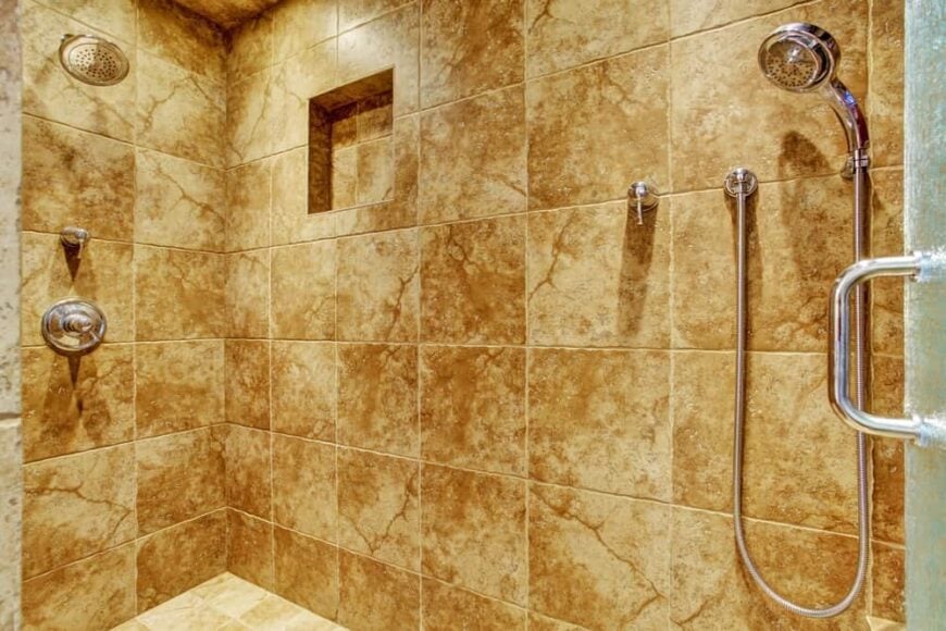这是一个近距离看浴室淋浴区与花岗岩瓷砖。