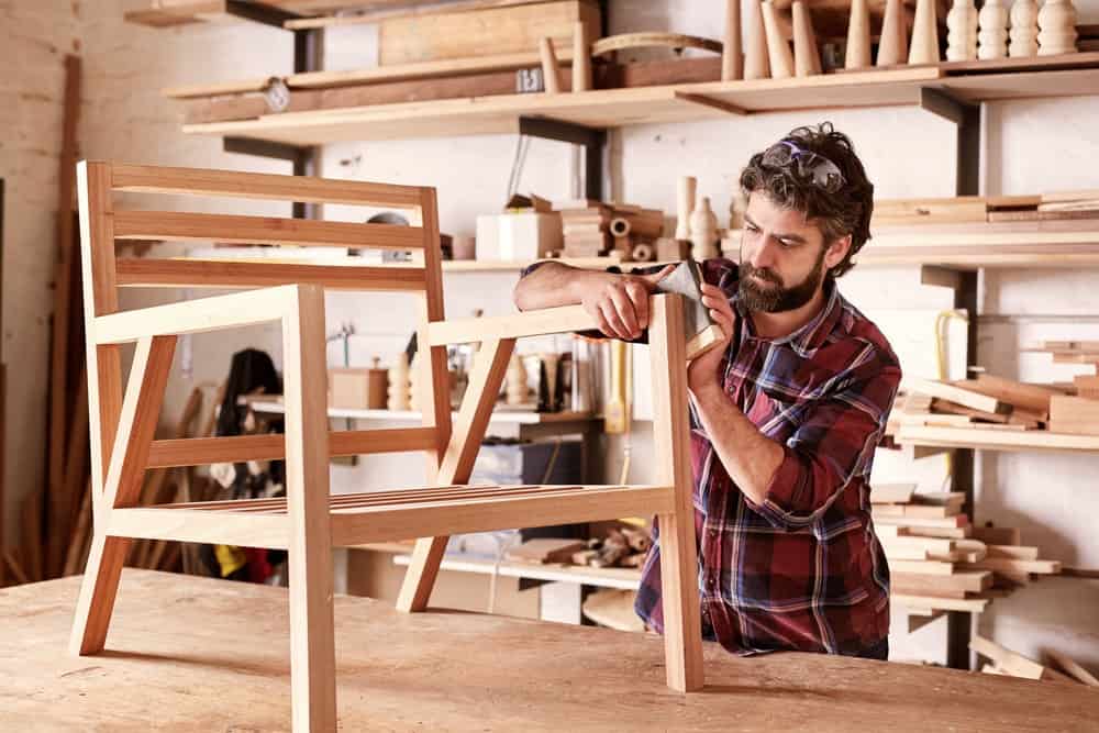 近距离观察一个木匠在家具车间做椅子。