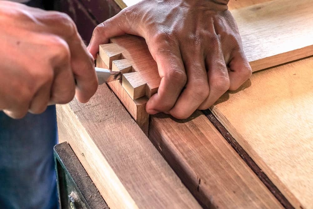 仔细观察一个木匠在做一个对接。