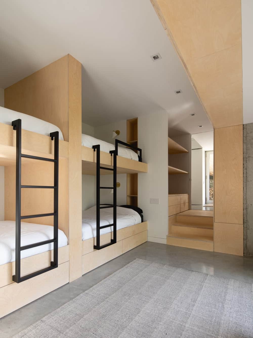 双层卧室有一个大的木结构，有四张床，并附有两架锻铁梯子。