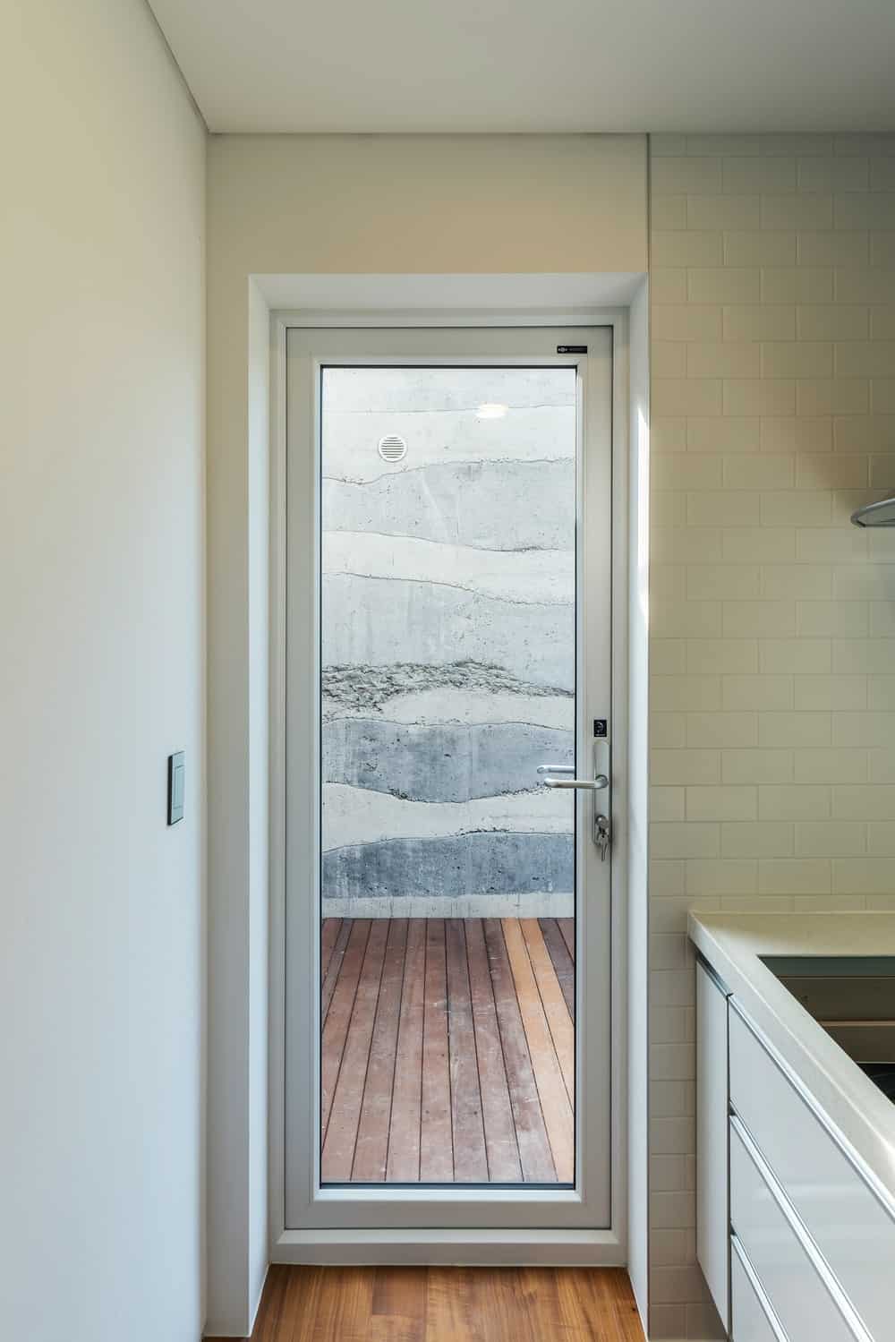 这是厨房的玻璃门，它通向外面的木制走道。