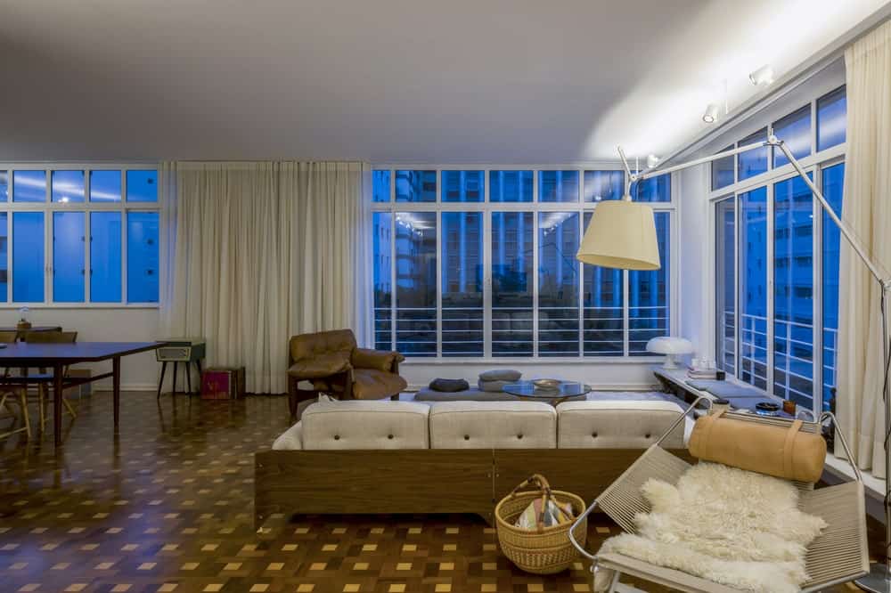 这是客厅的夜景，显示了更多的沙发和灯光，并与窗户的暗景相辅相成。