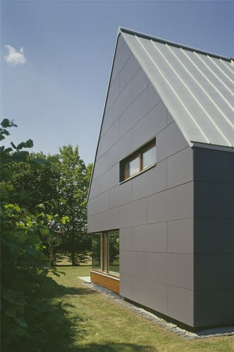 这是一个近距离观察的现代灰色色调的房子，辅以小窗户。