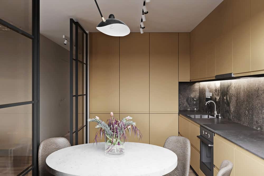 这是用餐区和厨房的另一个视图，展示了更多的厨房橱柜，与深色大理石台面形成对比。