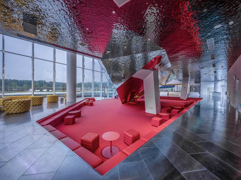这是一个近距离观察建筑物的内部有一个很大的红色部分用红色家具和独特的结构。