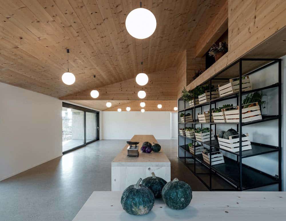 这是宽敞通风的室内，展示了与硬木地板形成对比的厨房岛。