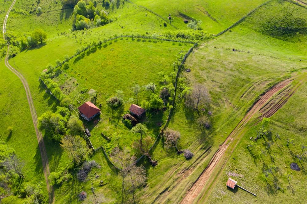 这是一个乡村农场居住的鸟瞰图，非常适合建造宅基地。