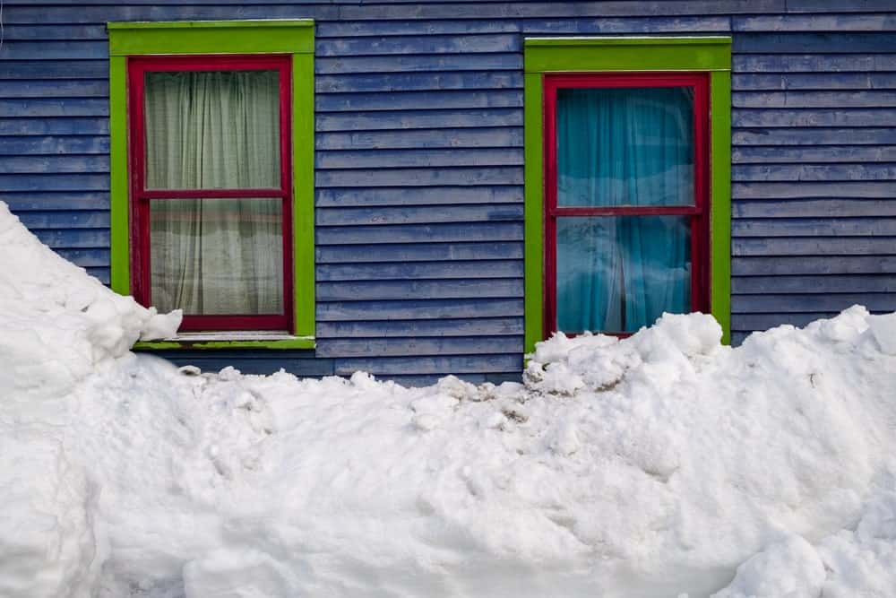 一对色彩鲜艳的双挂窗与外面明亮的白雪形成了鲜明的对比。