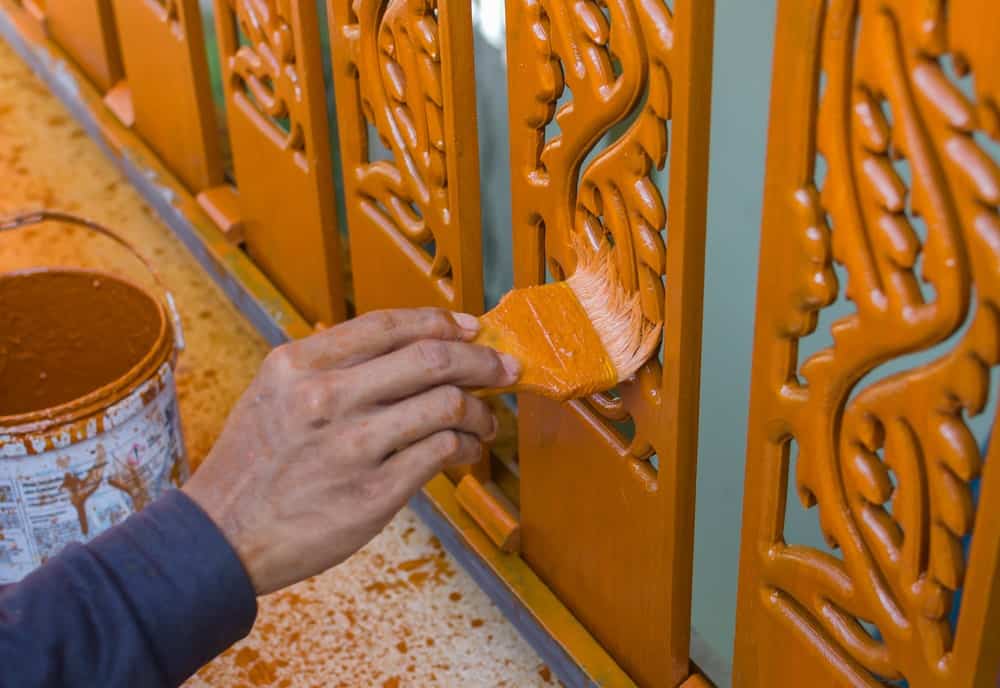 一块块雕刻的木制栏杆被涂上了橙色的珐琅漆。
