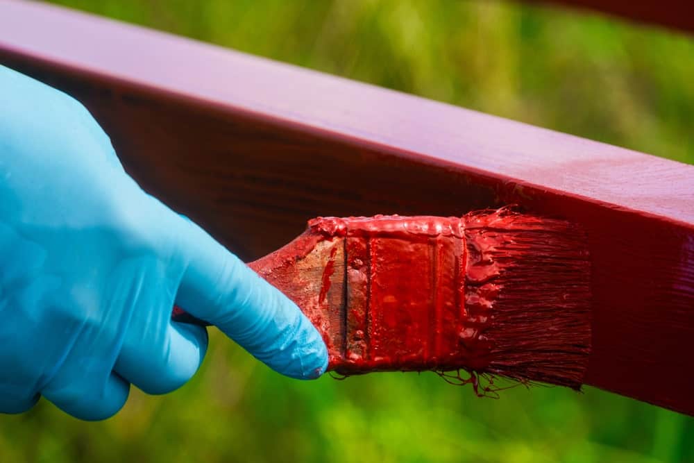 一块被漆成红色的木栏杆。