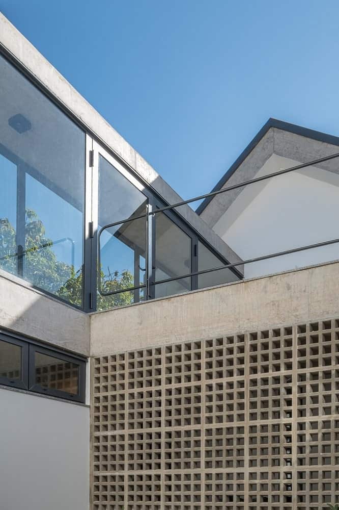 这是一个近距离观察房子的外观，展示了金属框架和玻璃墙。