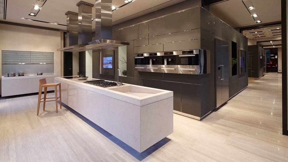 这是一个现代厨房，黑白色调辅以不锈钢元素。