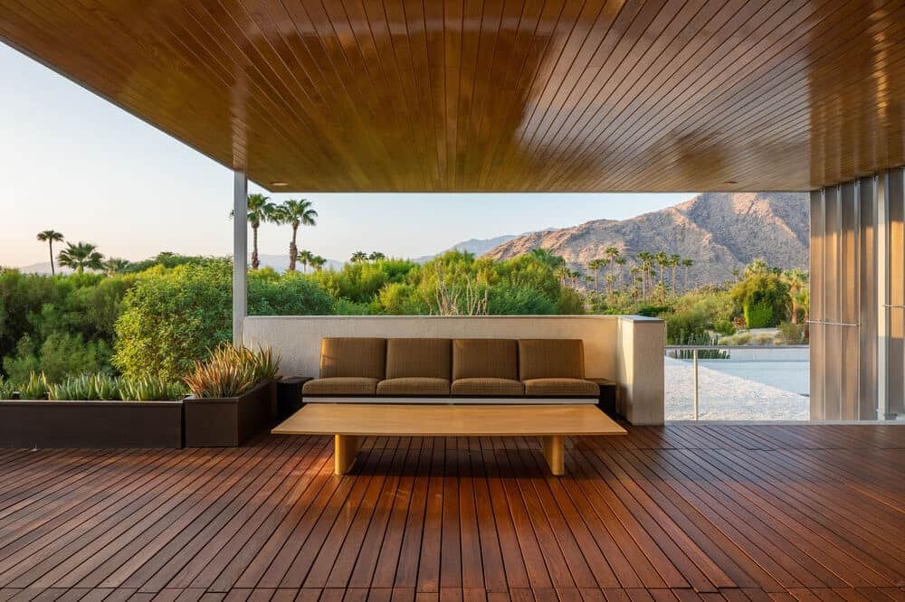 这是一个大阳台上的大沙发和木制咖啡桌，木地板和配套的木质天花板。图片来自Toptenrealestatedeals.com。