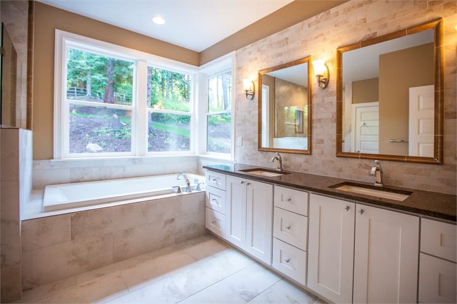 带两个水槽和装饰镜子的大型梳妆台使主浴室更加完整。