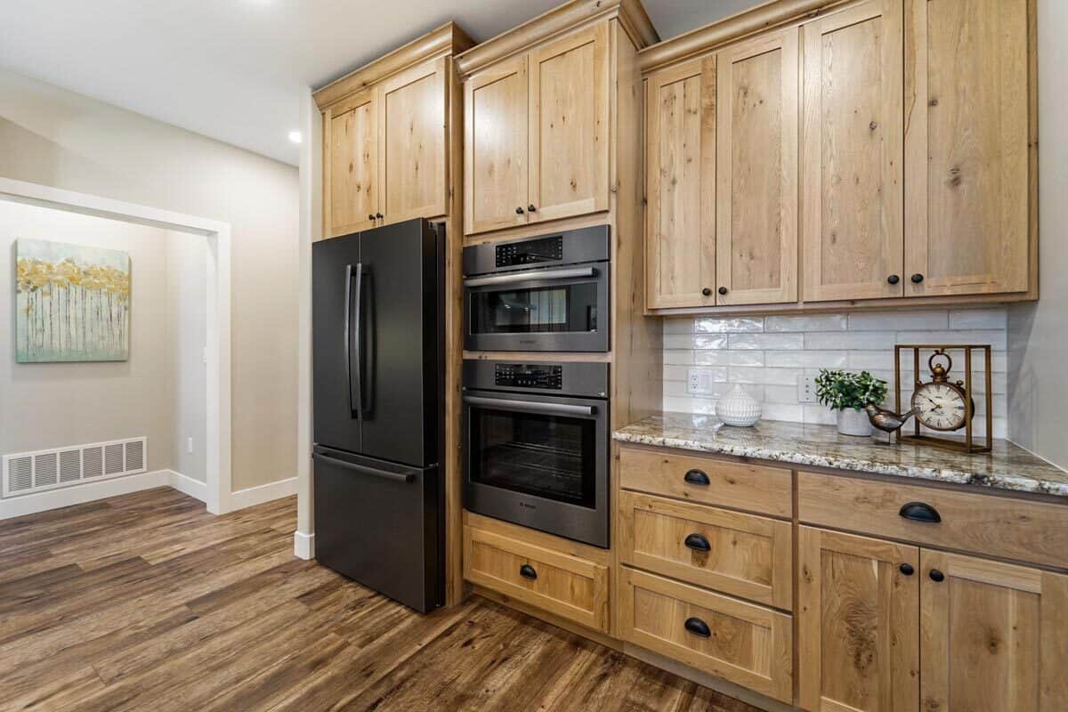 厨房配有一个双门冰箱和一个双壁烤箱。