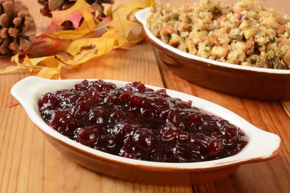 感恩节餐桌上的一碗蔓越莓馅。